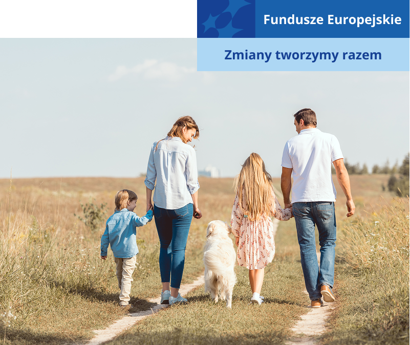 Na zdjęciu widać rodzinę składającą się z matki, ojca, małych dzieci: córki i syna oraz psa. Wszyscy idą ścieżką przez przez łąkę. Fotografia pochodzi z adobe stock.