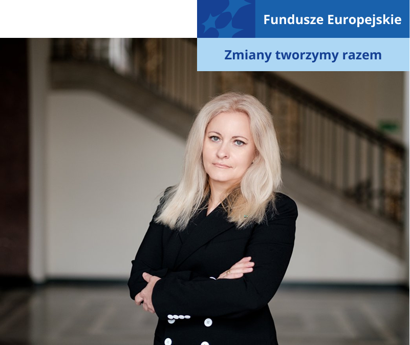 Na zdjęciu widoczna jest pozująca kobieta o jasnych, długich włosach, w średnim wieku. Ma ubrany ciemny kostium. Fotografia pochodzi z archiwum prywatnego.