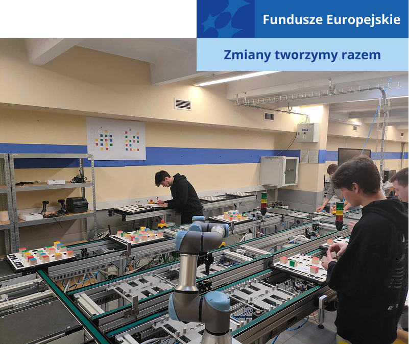 Scena przedstawia linię produkcyjną w warsztatach, na której uczniowie uczą się zawodu. Kilkoro młodych ludzi obsługuje maszynę, w pełnej koncentracji. Zdjęcie pochodzi z archiwum beneficjenta.
