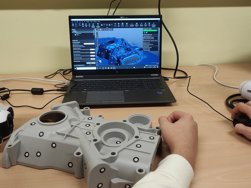 Fotografia ukazuje laboratorium skanowania 3D. Widoczne jest konkretne urządzenie, w kształcie kamery oraz laptop, wyświetlający obraz. Zdjęcie pochodzi z archiwum beneficjenta.
